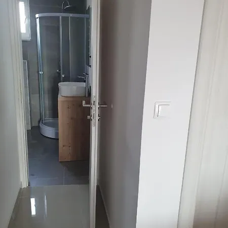 Odlicno Opremljeni Novouredeni Iva, Okrug Gornji * تروغير